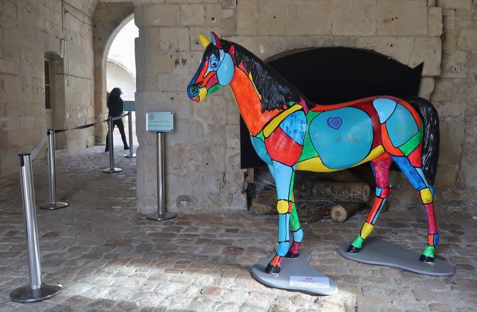 Saumur. Le cheval Patchwork, création des Saumurois accueille les visiteurs au château