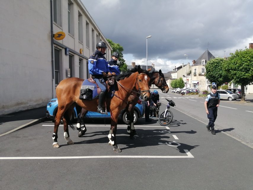 Insolite : les gendarmes patrouillent aussi à cheval à Châteaubriant