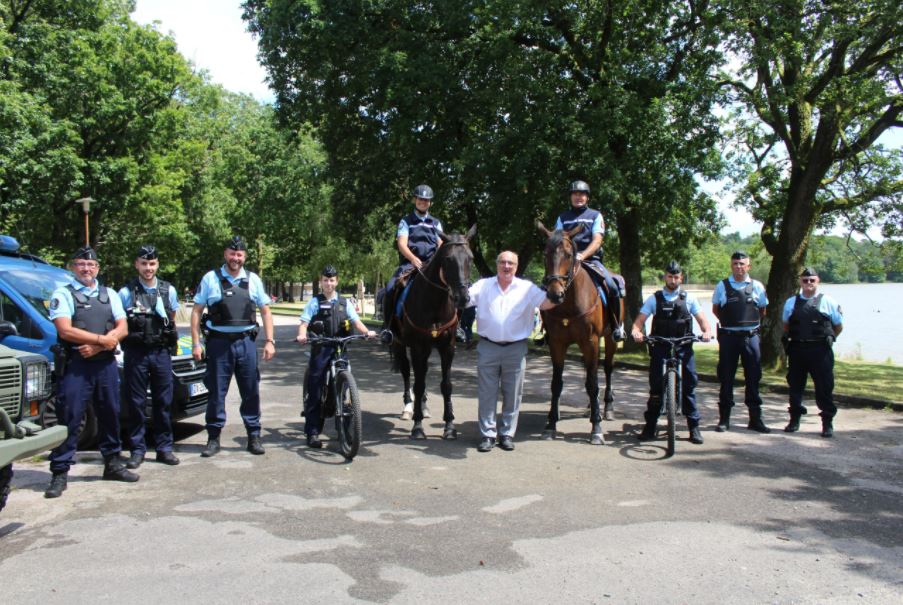 Sillé-le-Guillaume : gendarmes et chevaux ont la cote à Coco-plage