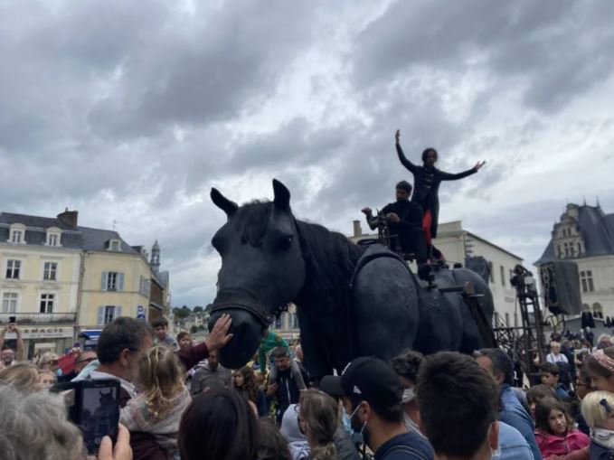 À Laval, un cheval marionnette géant a séduit les spectateurs