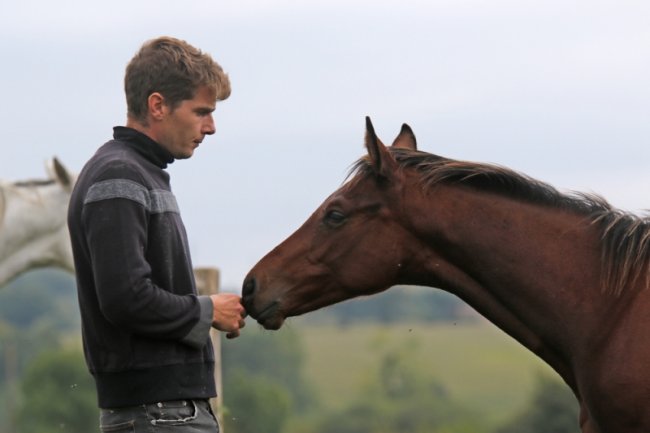 Visite chez Ambroise Godeau : les futurs bolides de Longchamp grandissent en Mayenne !