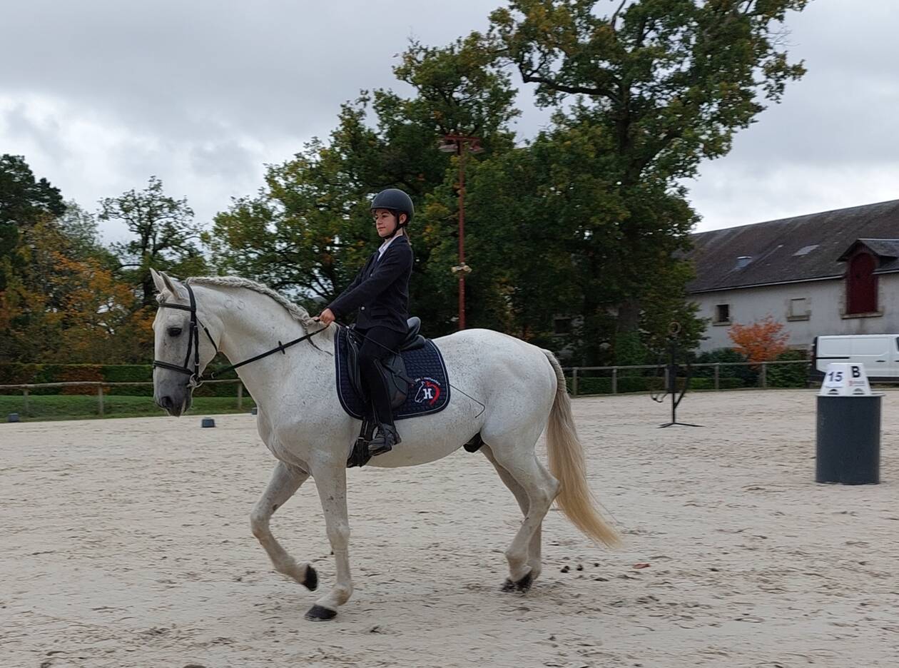 Les Épesses. Avec son cheval Xa, elle pratique le working équitation