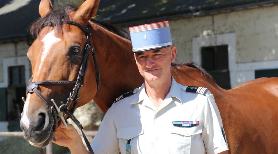 Saumur Le lieutenant-colonel Payement à cheval pour un 25e carrousel