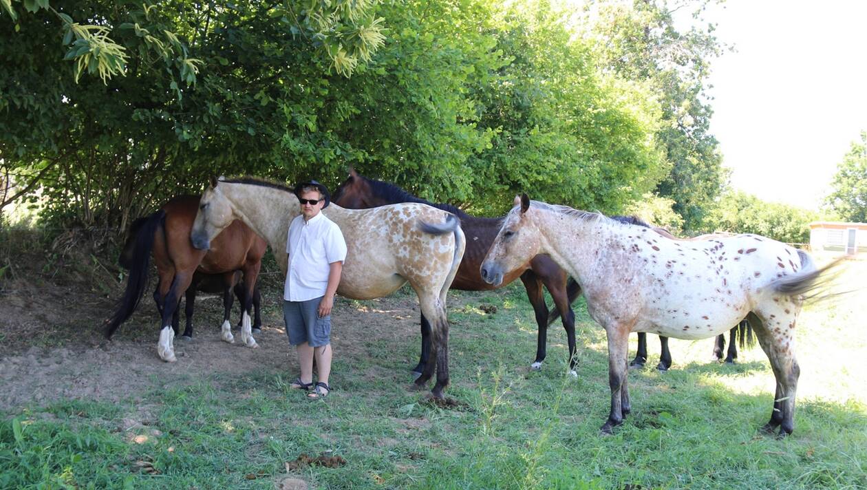 Dans les Coëvrons. Il crée un domaine où les chevaux sont rois